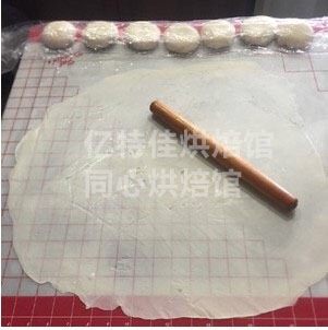 快手葱油饼,然后用擀面棍擀开，慢慢擀，油不要太多，太多面会粘不住硅胶垫，就会回缩，一点不放擀的太薄又不好掀开，所以用手轻轻涂抹一层即可，不要担心面的状态很好，真的可以擀成透明，越透明越好，然后用手轻轻涂抹一层植物油，并轻轻少量撒上一点细盐，量自己掌握，因为葱花也有一点盐，所以适量即可，并取少量葱花并涂抹好，用折叠的方式，将面皮一层一层折叠起来，就像扇子一样，不用多精致，层次越多越好，折起后，轻轻盘起来，并将尾部压在面团底下，做成面丕，依次做完所有