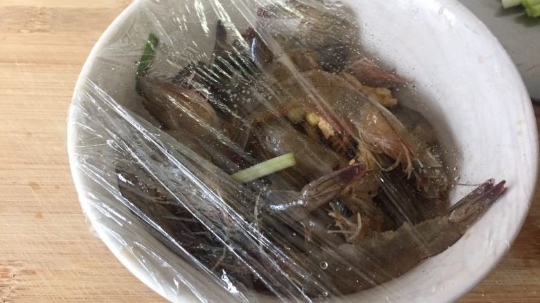 蒜蓉烤虾,中途可以再拌拌,让基围虾入味更均匀。