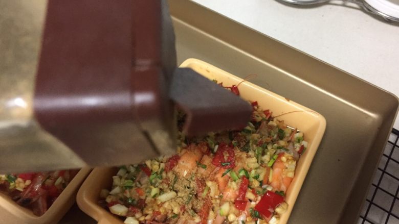 蒜蓉烤虾,出炉撒上孜然或者椒盐,用筷子拌匀让虾更入味。