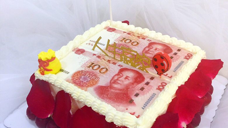 方形蛋糕制作,成品图(用玫瑰花和<a style='color:red;display:inline-block;' href='/shicai/ 600'>樱桃</a>装饰)