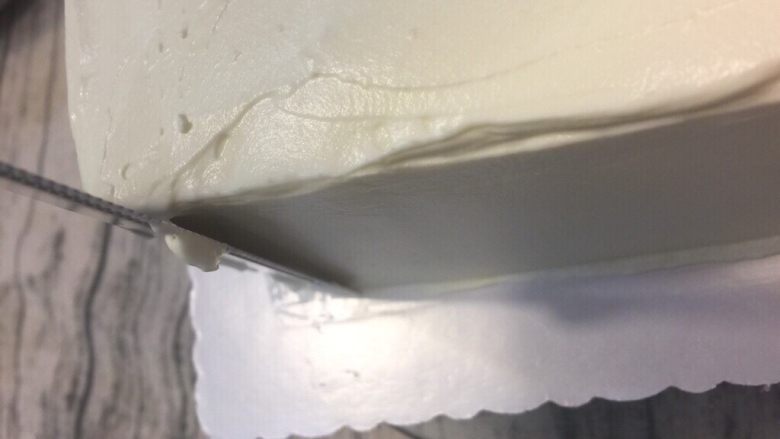 方形蛋糕制作,四边:将抹刀垂直于纸托,抹刀与蛋糕有个10度小夹脚,从前往后磨平蛋糕