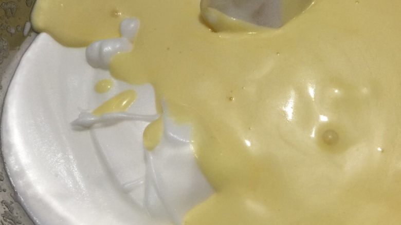 6寸戚风蛋糕,把翻拌均匀的混合液倒入剩下的蛋白中,继续从下往上快速翻拌