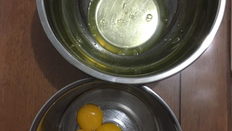 6寸戚风蛋糕,蛋白和蛋黄分离,分别放在无油无水的容器里
