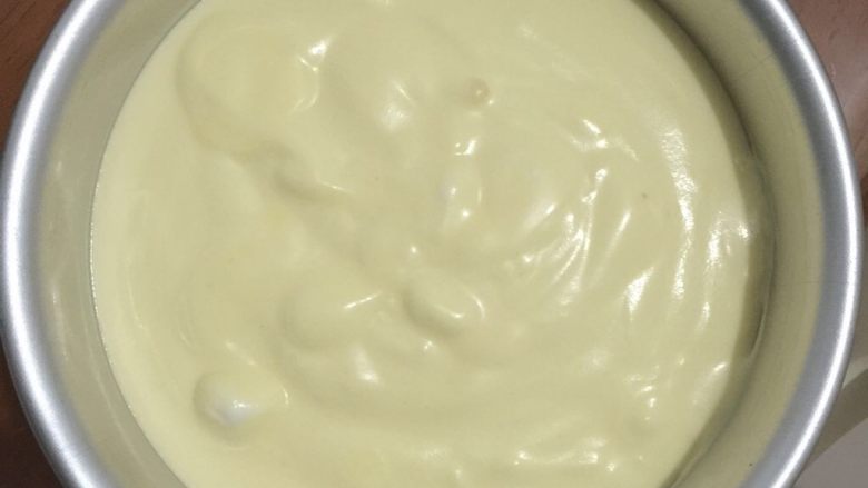 6寸戚风蛋糕,翻拌好的面糊细腻光滑,然后用力震几下震出气泡