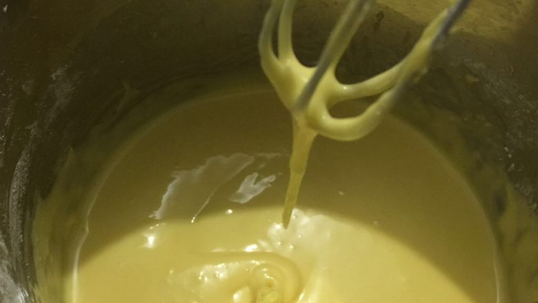 6寸戚风蛋糕,筛入低粉拌匀,注意不要画圈拌,要以Z字来回拌,直到混合液成细滑状态,拉起打蛋器会顺滑滴落