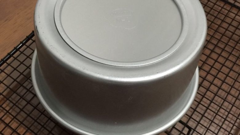 6寸戚风蛋糕,烤箱预热,中下层130度上下火烤50分钟左右即可。看有没有烤熟可以看面糊是否继续爬高,或用牙签扎进去拔出来看牙签是干的没有沾面糊,就表明烤好了。
烤好后倒扣在晾网上待凉后脱模,注意要倒扣,否则容易回缩。