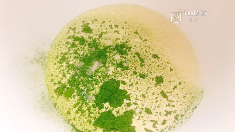 红丝绒、抹茶、芒果三色奶油盒子,烘烤的同时,准备抹茶奶油部分:
将<a style='color:red;display:inline-block;' href='/shicai/ 8197'>淡奶油</a>、抹茶粉(可以适当增加,颜色会更漂亮)和细砂糖倒入搅拌盆内,高速打发。