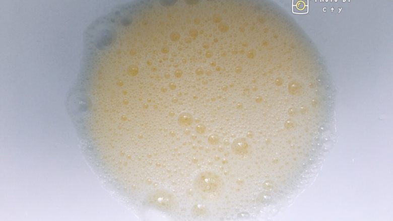 红丝绒、抹茶、芒果三色奶油盒子,蛋清高速打发,粗泡状。