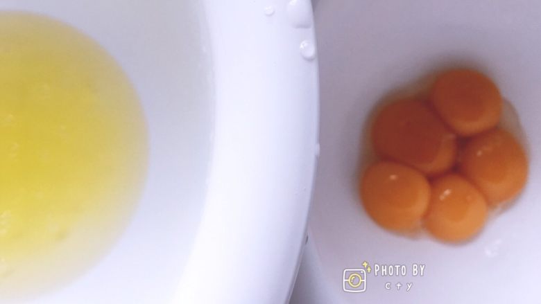 红丝绒、抹茶、芒果三色奶油盒子,蛋清和蛋黄分离,放入干净无水的搅拌盆内。