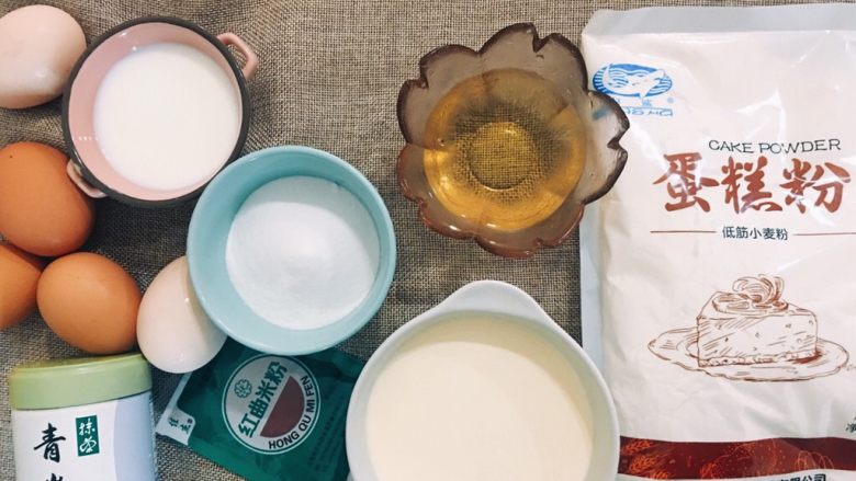 红丝绒、抹茶、芒果三色奶油盒子,准备材料:
试过几次青岚和蓝风车奶油的搭配,口感超赞。
鸡蛋尽量选稍微大一点的,不要太迷你的。
抹茶粉只剩一点点了,颜色可能不是特别绿。