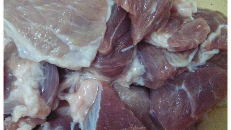 大肉土豆饺子,<a style='color:red;display:inline-block;' href='/shicai/ 414'>猪肉</a>清洗侵泡片刻,去除血水。