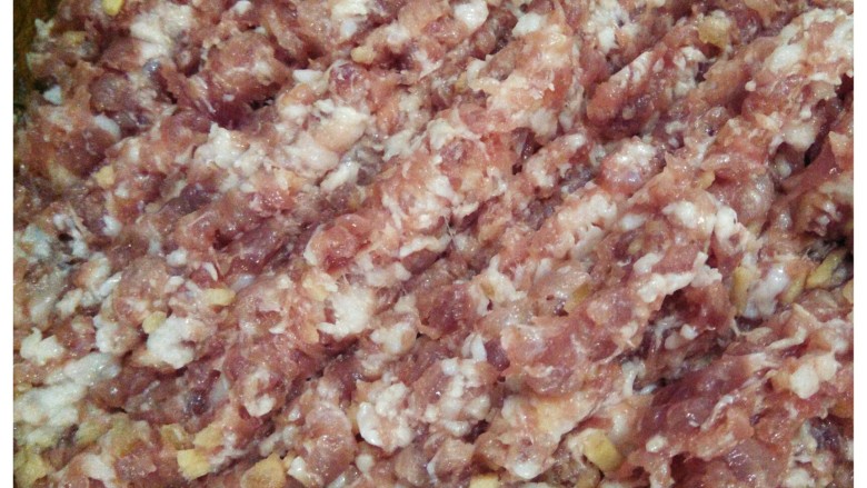 大肉土豆饺子,猪肉和姜用刀剁碎,盛盆加入1勺<a style='color:red;display:inline-block;' href='/shicai/ 718'>料酒</a>。