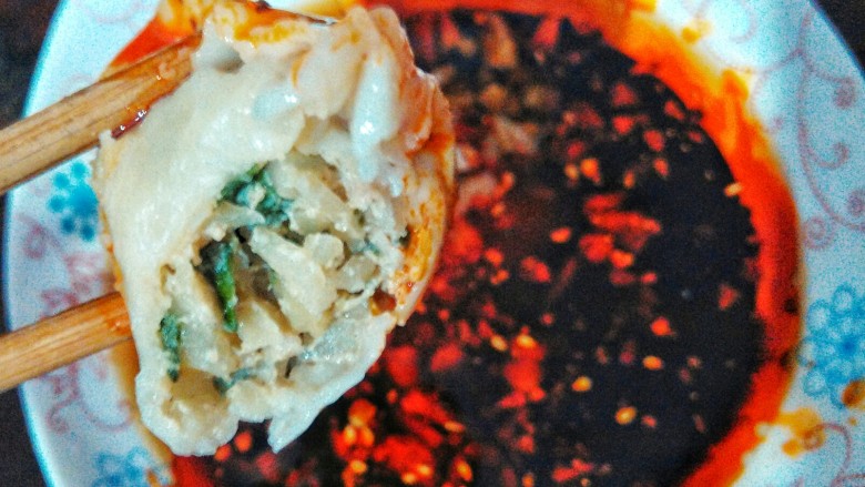大肉土豆饺子,沾着香辣汁子,美味自在不言中。