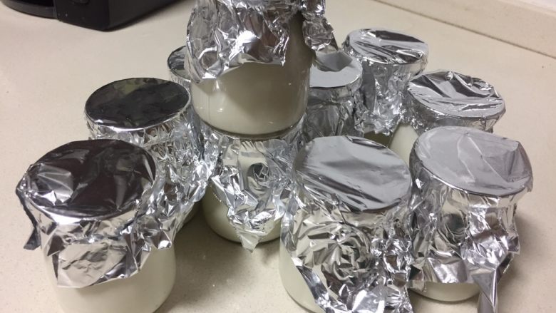 可以倒扣的自制老酸奶(面包机版),拿出来直接可以吃了,吃不完的放冰箱冷藏。