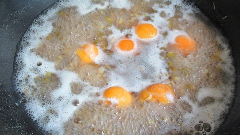 国画风趣味餐,锅内加入适量水,放入绿豆熬煮,煮至开花为止再放入枇杷煮3分钟