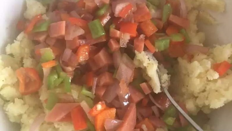 【烤鱿鱼】有内涵有颜值的美食,放入土豆泥中,搅拌均匀