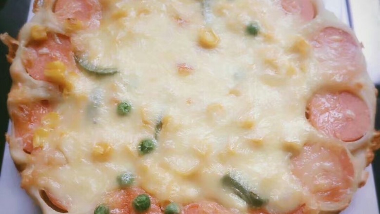 火腿什锦披萨🍕,烤箱预热230℃ 5分钟后,进烤箱230℃ 18分钟。