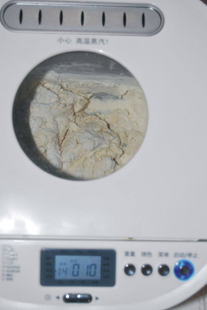 牛奶葡萄干面包,盖上机盖.先设置低速和面10分钟.转高速和面20分.揉至面筋扩展,表面光滑