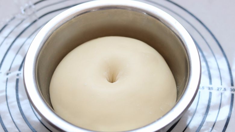 日式红豆饼,5.发酵好的面团不回缩不塌陷,是原来的2-2.5倍大小