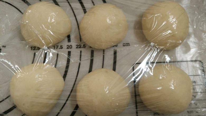 日式红豆饼,6.取出排气,分成6等份盖保鲜膜静置10分钟
