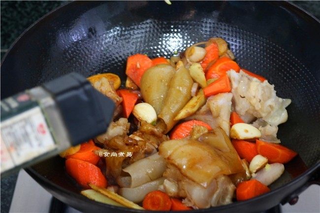 红烧牛蹄,撒些黑椒粒、加上一大勺清水(约6碗)拌匀