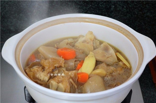 红烧牛蹄,转入砂锅中,调成小火煲90分钟