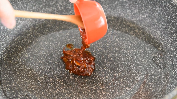 这样做的土豆片太好吃了,连老外都赞不绝口,热锅冷油下豆瓣酱