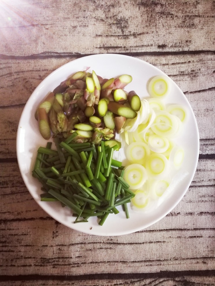 炒饺皮,备料都切好