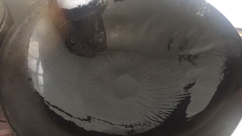 山东煎饼,锅中末油 油不要太多