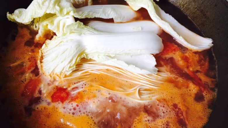 西红柿鸡蛋炝汤面,水沸腾后加入面和白菜。煮一会儿后加入盐,糖,醋,<a style='color:red;display:inline-block;' href='/shicai/ 692'>酱油</a>调味。(怕把握不好的朋友建议慢慢加,一点点尝)再打入两个鸡蛋,继续煮5~10分钟。