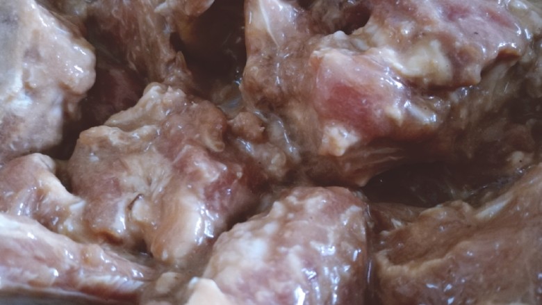 蒜蓉豉汁儿蒸排骨,腌好的排骨挑出里边的所有调料,加入一勺淀粉用手抓匀。