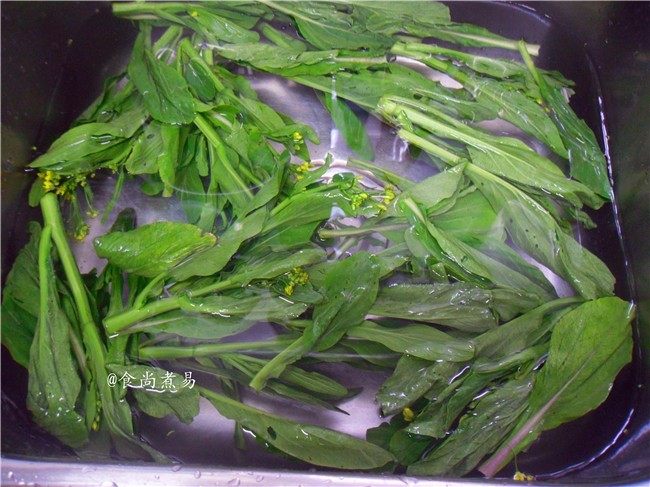 白灼菜心,浸泡片刻,洗净