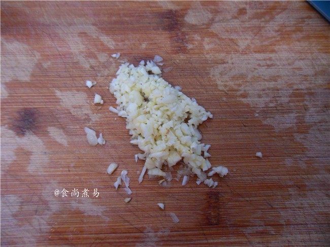 白灼菜心,蒜瓣拍扁顺利去皮,剁碎