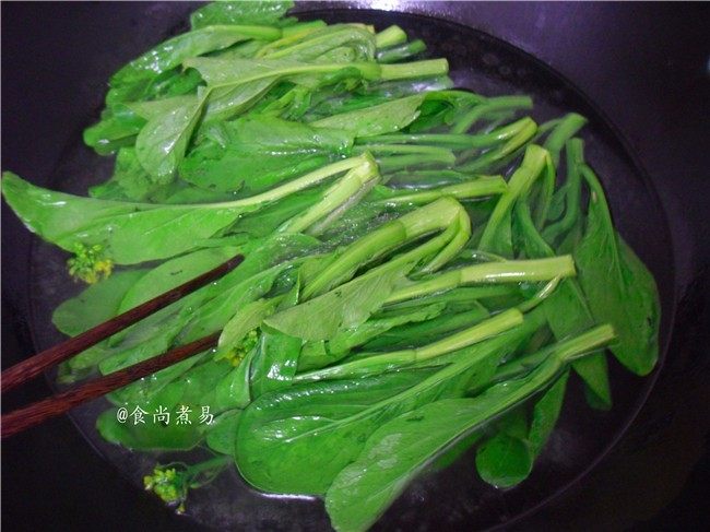 白灼菜心,锅中水再次烧开的时候,用筷子拌一下菜心,约煮3分钟后快速捞起