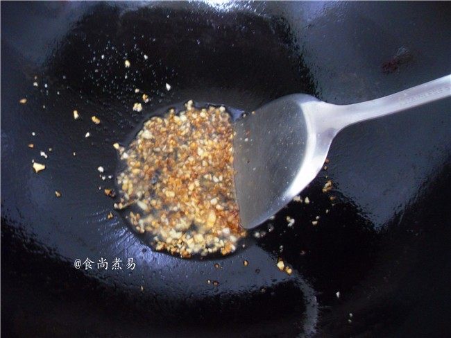 白灼菜心,拌匀后铲起酱汁