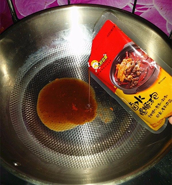 柳州螺蛳粉,另起锅倒少许开水,再加入酸醋包和卤水螺蛳汤包等调料