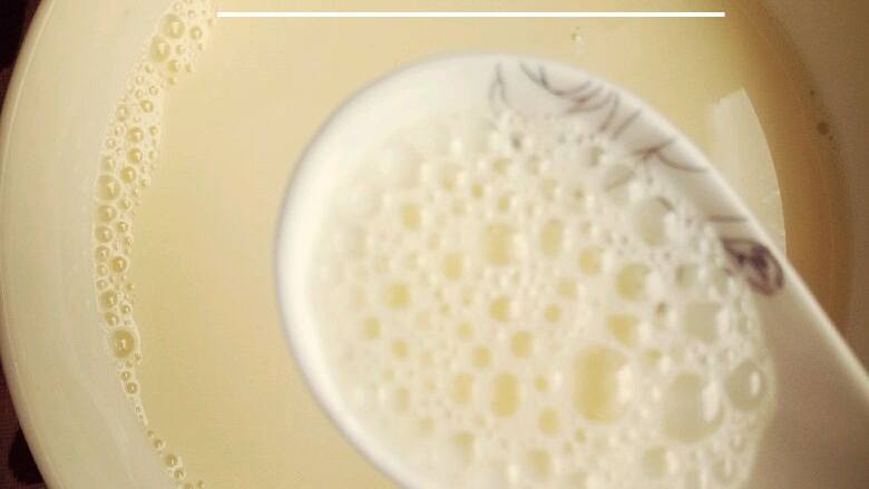 无糖牛奶蒸蛋,打均匀后表面会有些许小气泡，用勺子撇干净就好了，或者是用滤网。尽量做到平静的牛奶蛋液上一只气泡都没有，不然上面有几个气泡蒸出来就会有几个蜂窝眼呐