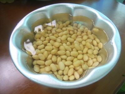手工豆腐脑,称100G的<a style='color:red;display:inline-block;' href='/shicai/ 3603'>黄豆</a>洗干净，清<a style='color:red;display:inline-block;' href='/shicai/ 156925'>水</a>泡一晚上，完全涨发，泡完过滤<a style='color:red;display:inline-block;' href='/shicai/ 156925'>水</a>份