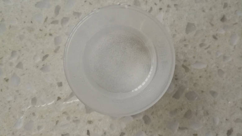 手工豆腐脑,事先称好2g葡萄糖内酯，用一小勺温开水化开，融化好的葡萄糖内酯液体倒入锅中，边倒边搅拌几下。
PS:450ml豆浆放入1g内酯，加5ml温开水融化，900ml放入2g内酯，加10ml温开水融化，以此类推。