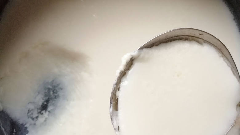 手工豆腐脑,盖上盖子，静置15分钟左右。美味的豆腐脑就做好啦