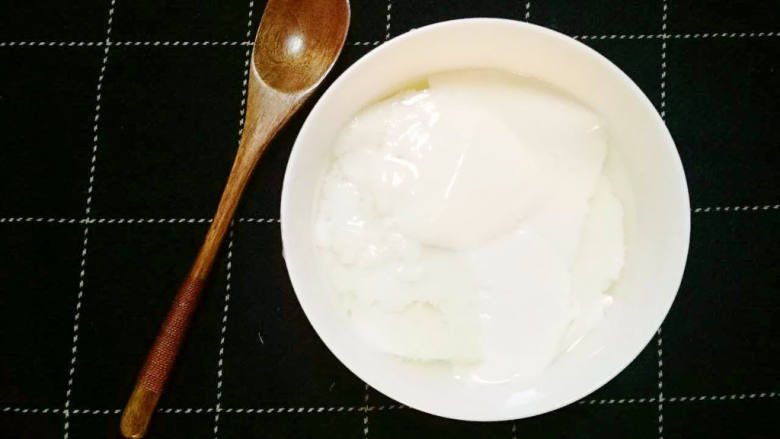 手工豆腐脑,甜豆腐脑
用大勺子勺一些到小碗中，加入适量的糖即可