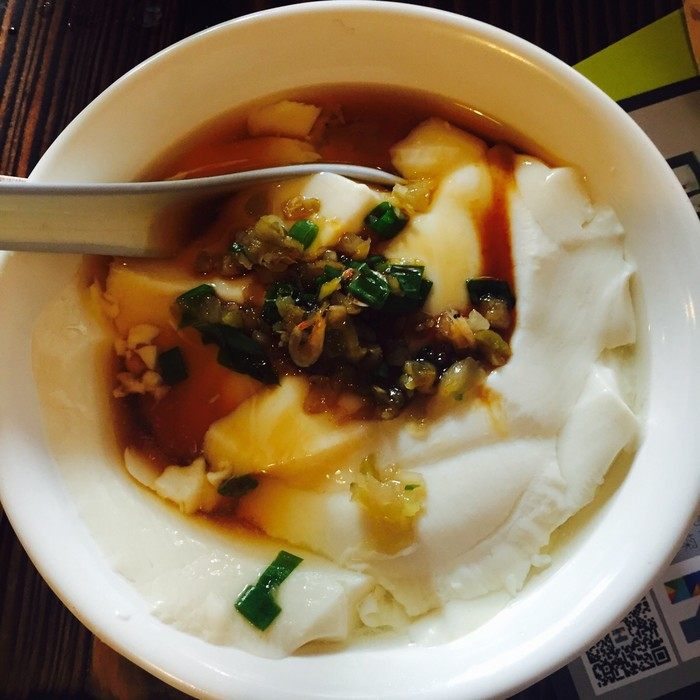 手工豆腐脑,咸豆腐脑
用大勺子勺一些到小碗中，加入鸡精、虾皮、紫菜、榨菜、葱花、小油条，倒入一点生抽，（还可加入几滴麻油），即可开动啦