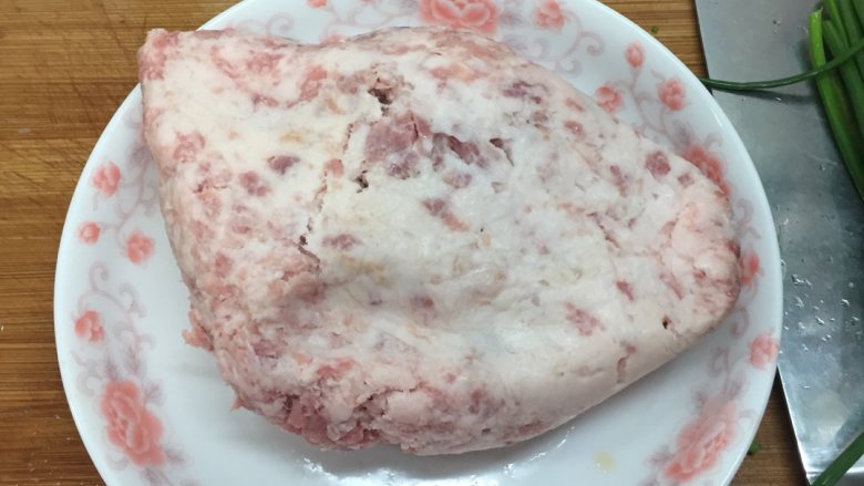 香菇肉馅包,猪肉剁碎,这是我在超市买的时候就顺便搅碎了拿回来的