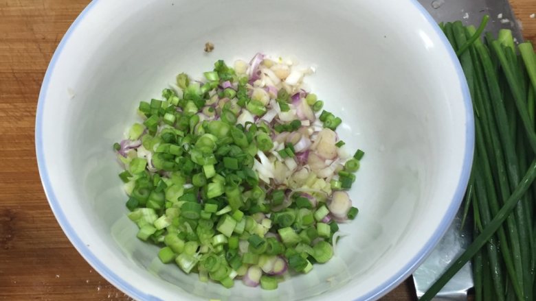 香菇肉馅包,<a style='color:red;display:inline-block;' href='/shicai/ 3232'>香葱</a>切细,然后把三种馅全放在一起搅拌,放盐生抽老抽调味,这步忘记拍照了