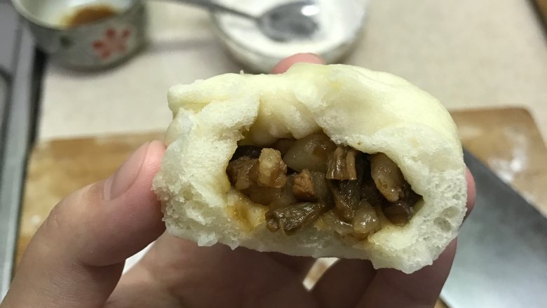 香菇肉馅包,这是成品,非常松软好吃,比外面做的一点都不差