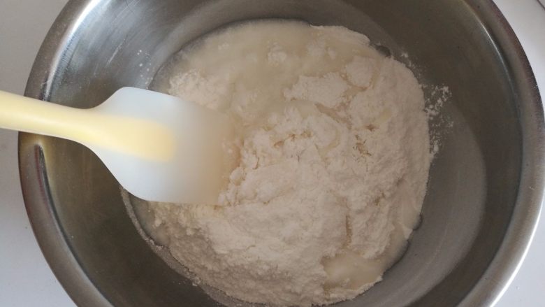 冰皮月饼,1.月饼粉放入温水,用刮刀混合