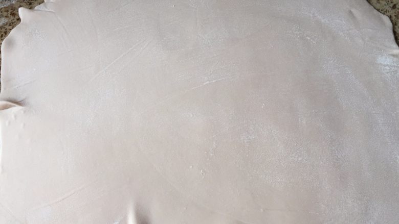 牛肉手擀面,擀成薄片;