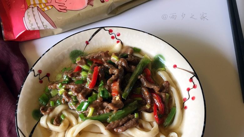 牛肉手擀面,装盘,就可以开吃了!