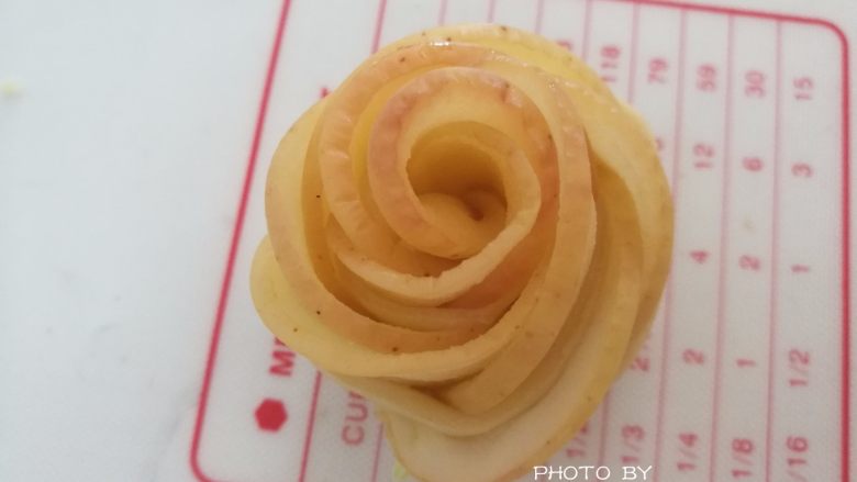 苹果玫瑰卷,卷起来,整理一下