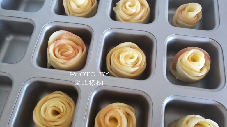 苹果玫瑰卷,卷起来,放入模具中